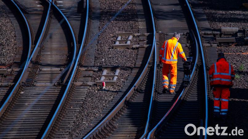 Nachdem dem Abrutschen des Bahndamms war die Dauer der Sperrung zunächst unklar. (Symbolbild) Bild: Jens Büttner/dpa