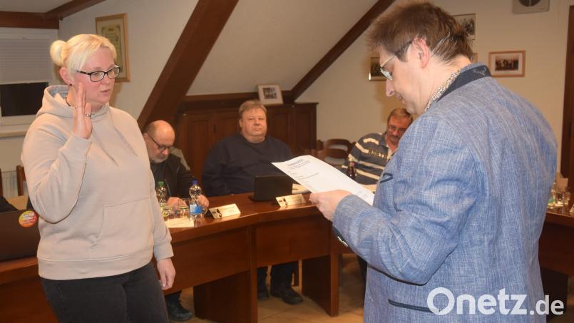 Stephanie Stahl wird von Bürgermeister Wolfgang Bock für die nur kurze Amtszeit bis 30. April vereidigt. Bild: fz