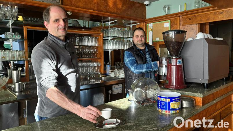 Dominik und Riccardo Neitz (von links) an der Theke der "Riviera" in Tirschenreuth. Im Gespräch mit Oberpfalz-Medien erklären sie, warum sie das Lokal für längere Zeit zusperren. Bild: lnz