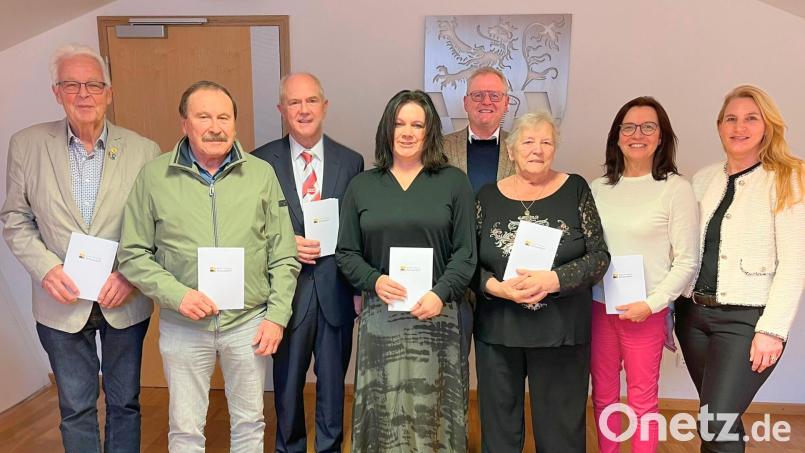 (von links) Heinz Schönfelder, Johann Gradl, Dr. Karl-Heinz Saur, Claudia Mayer, Oberbürgermeister Andreas Feller, Anna Kurzendorfer-Nebel, Karin Frankerl und Barbara Aved (Amt Zentrale Steuerung und Dienste). Bild: Andreas Hofmeister