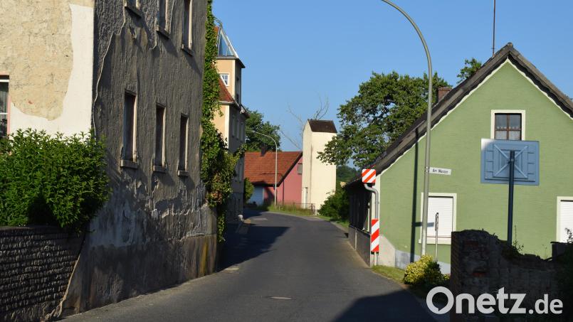 Die sehr enge Ortsdurchfahrt in Altendorf soll noch in diesem Jahr ausgebaut werden. Im Zuge des Ausbaus ist auch die Erneuerung der Kanalrohre vorgesehen. Bild: bnr