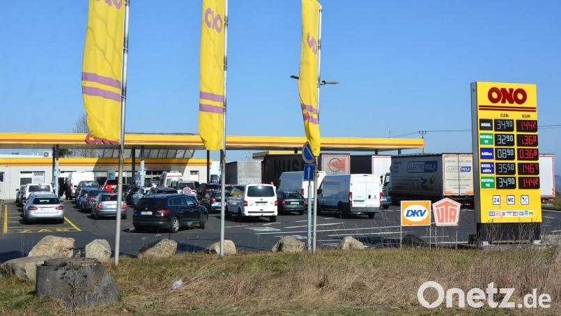 Zur Mittagszeit bildeten sich vor dieser Tankstelle in Tschechien Warteschlangen, vor allem mit Autos mit deutschen Kfz-Kennzeichen. Bild: jr
