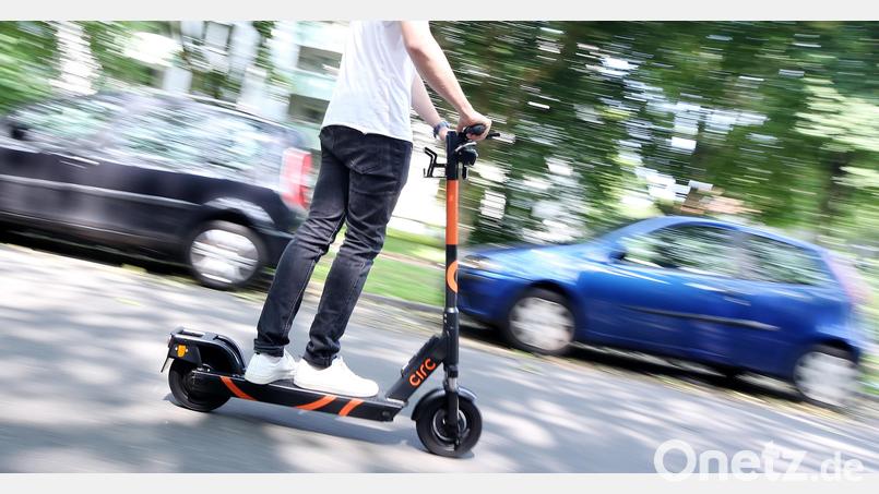 Ein 43-jähriger Autofahrer übersah einen E-Scooter in Amberg. Der 15-jährige Fahrer wurde leicht verletzt. Symbolbild: Roland Weihrauch/dpa