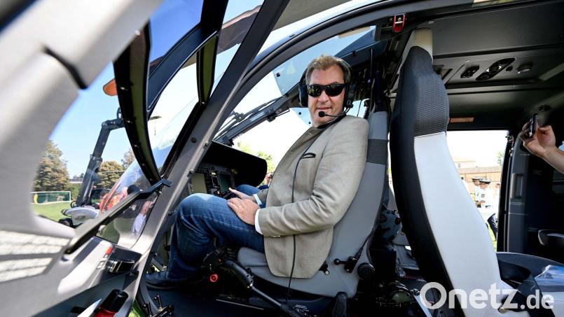 Steuern wird er den Helikopter nicht selbst - aber wie oft nutzt Markus Söder Polizeihubschrauber? (Archivbild) Bild: Felix Hörhager/dpa