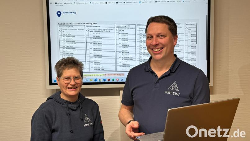 Andrea Schlosser mit Amtsleiter Martin Schafbauer vor dem Probestimmzettel. Bild: Stadt Amberg, Lucas Dotzler