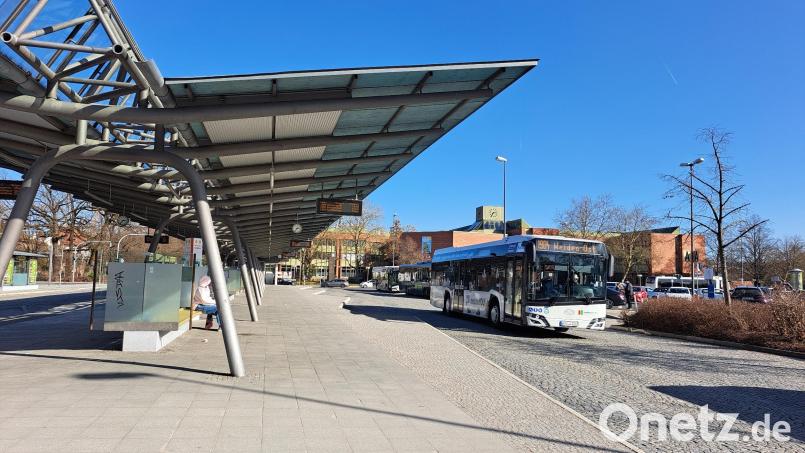 Der Fahrplan für den Weidener Stadtbus muss unterem Weiden-Ost nachgebessert werden. Zuerst müssen jedoch Ampelanlagen, wie die am ZOB, umprogrammiert werden. Bild: Jessica Fechner