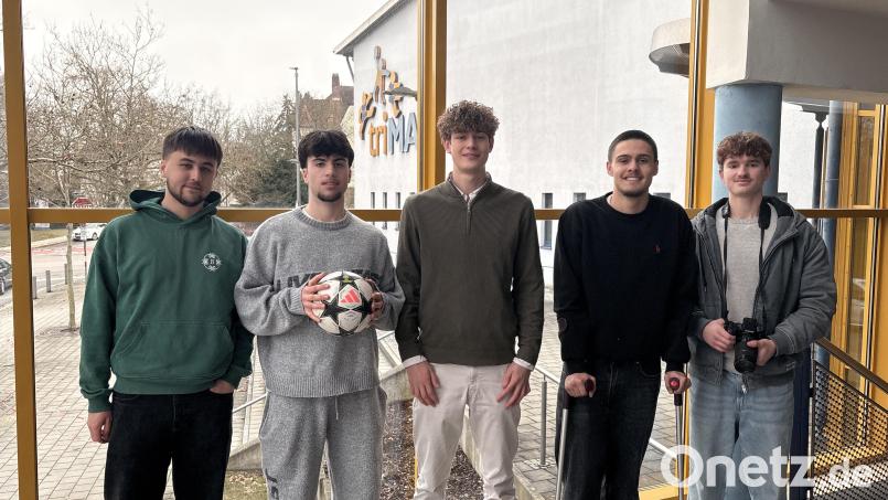 Die Organisatoren des Schulfußball-Turniers (von links): Samuel Melchne (HCA), Noah Keller (HCA und Jugend-Nationalspieler), Michael Ehbauer (Fos-Bos), André Sena Seitz (Schülersprecher Fos-Bos) sowie Social-Media-Video- und Fotograf Julian Grahl . Bild: Lukas Büchold