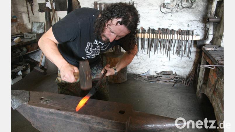 Auf dem Amboss in der alten Schmiede bearbeitet Manfred Kreinhöfner das glühende Eisen. Bild: Karin Kreinhöfner