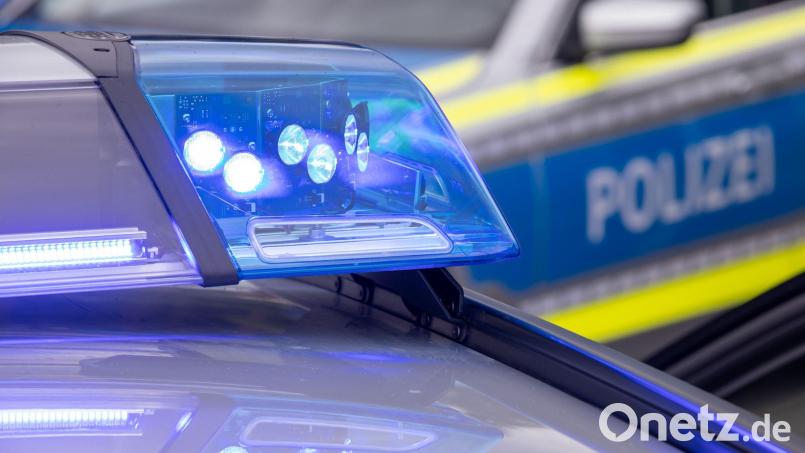 Ein 19 Jahre alter Autofahrer erlitt bei einem Auffahrunfall schwere Verletzungen. Symbolbild: Daniel Karmann/dpa