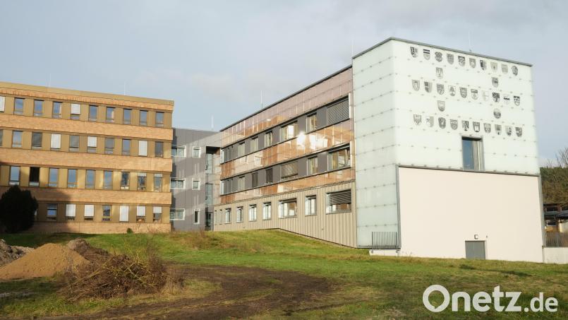 Das neue Sitzungssaalgebäude soll zwischen dem Altbestand (links) und dem Neubau (rechts) entstehen. Bild: Hirsch