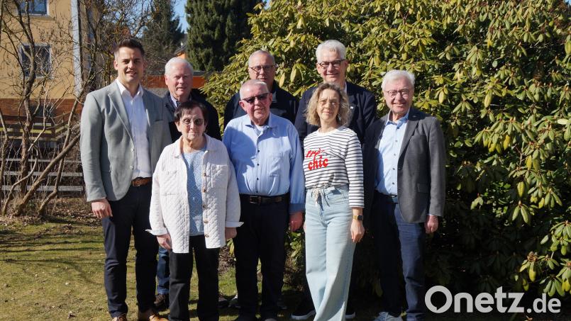Hans Ferschl (Mitte mit Gattin und Tochter) freute sich anlässlich seines 80. Geburtstages über Glückwünsche und Besuche der Vereinsabgeordneten sowie von Bürgermeister Rudolf Teplitzky (links). Seine Verbundenheit mit MMM Stadlern dokumentierten Michael Koller (rechts) und Sven Krage (zweiter von rechts) Bild: wel