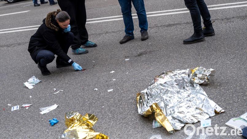 Nach dem Vorfall sichern Beamte am Tatort Spuren. Bild: Peter Kneffel/dpa