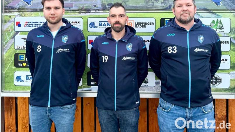 Tobias Graßler (Mitte) und Co-Trainer Maximilian Kreuzer (links) sowie Torwarttrainer Christian Lehner bleiben dem FV Vilseck auf künftig erhalten. Bild: FV Vilseck