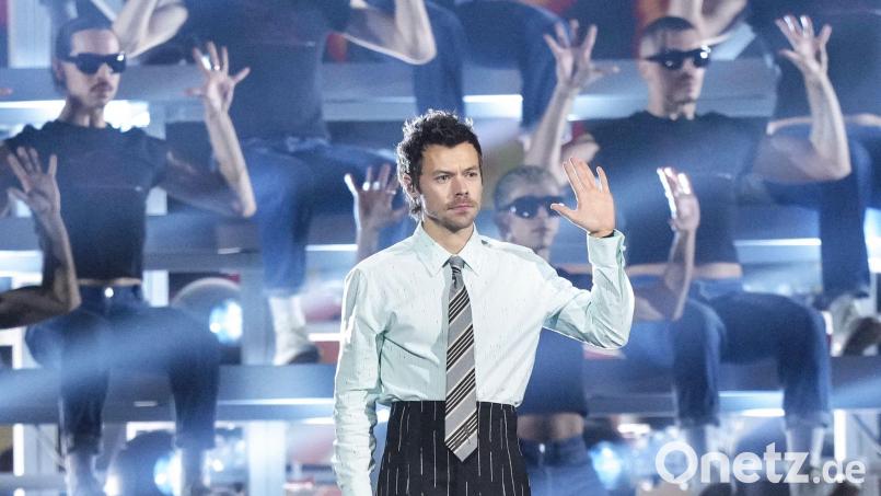 Bei den Brit Awards lieferte Harry Styles zu seiner Single „Aperture“ einen spektakulären Auftritt. Bild: Scott A Garfitt/Invision/AP/dpa