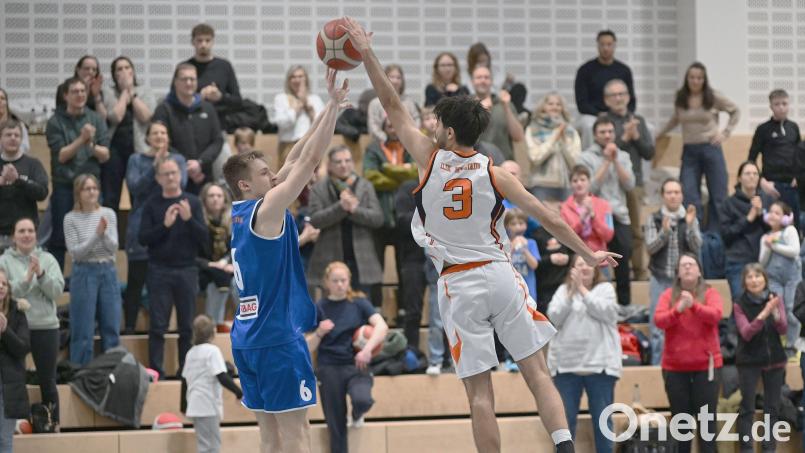 Auch als Verteidiger stark: Liam Archer war beim Basketballkrimi in Dresden die entscheidende Figur. Daher baut die DJK auch im Rückrundenspiel gegen die Titans auf ihren Kapitän. Archivbild: Tobias Schwarzmeier