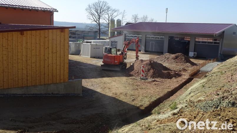 Der Fensterbacher Bauhof, zwischen Knölling und Dürnsricht angesiedelt, geht heuer in die Endphase seiner Fertigstellung. In der jüngsten Gemeinderatssitzung wurden Untergrund-, Planierungs- und Asphaltarbeiten zum Gesamtpreis von 215.000 Euro vergeben. Bild: Houschka