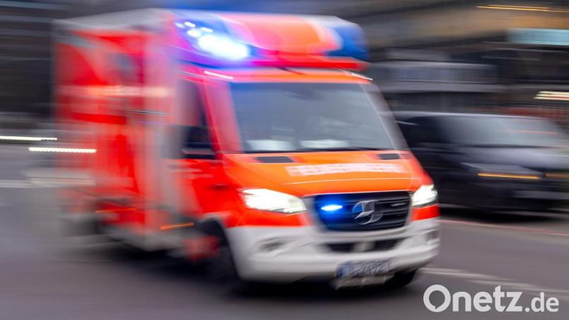Sanitäter bringen den schwer verletzten Motorradfahrer in ein Krankenhaus. (Symbolbild) Bild: Monika Skolimowska/dpa