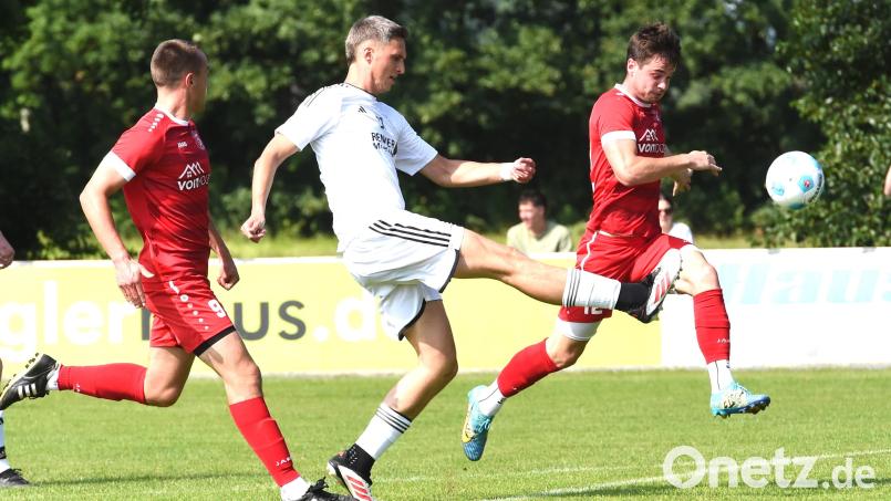 Die Tännesberger (links Sebastian Götz/rechts Zdenek Sykora) empfangen am Samstag den SV Schwarzhofen im Totopokal-Halbfinale des Fußballkreises Cham/Schwandorf. Archivbild: Gerhard Büttner