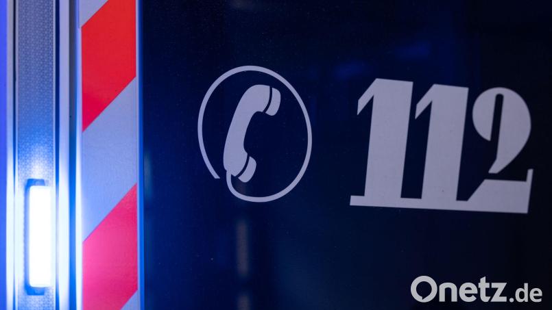 Sanitäter versorgen die verletzte Mutter. (Symbolbild) Bild: Hannes P Albert/dpa