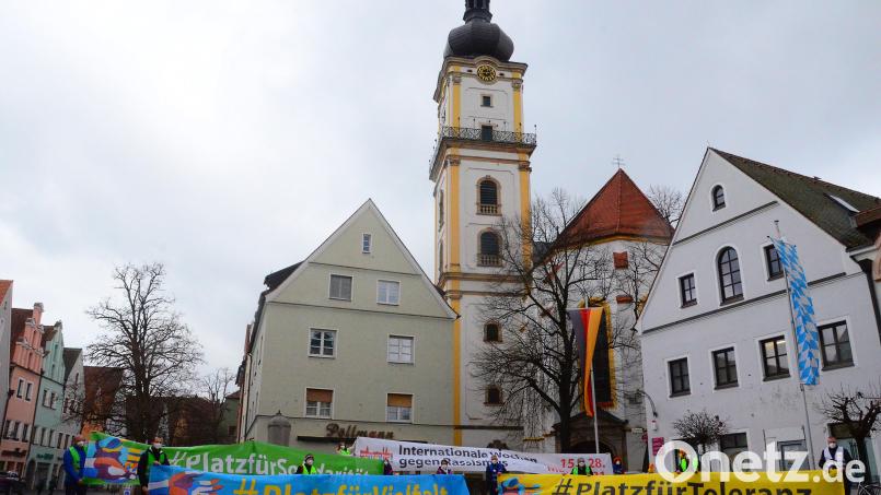 Weidener Gruppen traten bereits in der Vergangenheit vor der Michaelskirche am Beginn der Internationalen Wochen gegen Rassismus ein für Toleranz und Vielfalt. Archivbild: Kunz