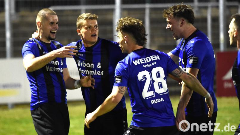 Torjubel nach dem 1:0: Dreifach-Torschütze Jahi Sylejmani (links) wird von seinen Mitspielern beglückwünscht. Bild: Gerhard Büttner