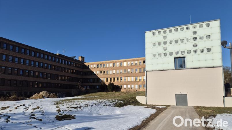 Die Wappen der 33 Landkreis-Kommunen zieren den Anbau des Landratsamts Schwandorf. Wer hier in den kommenden sechs Jahren Landrätin oder Landrat sein wird, entscheiden die Wähler am 8. März. Bild: Hösamer