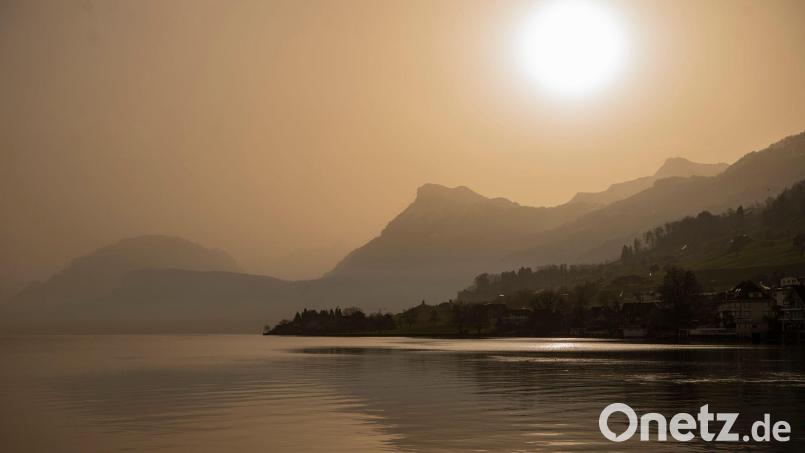 Der Saharastaub kann die Sonne milchig wirken lassen. Bild: Urs Flueeler/KEYSTONE/dpa