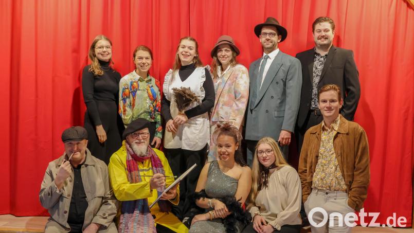 Der Theaterverein Dieterskirchen bringt mit seinem aktuellen Stück eine turbulente Kriminalkomödie auf die Bühne des Pfarrheims. Bild: Gabi Böckl