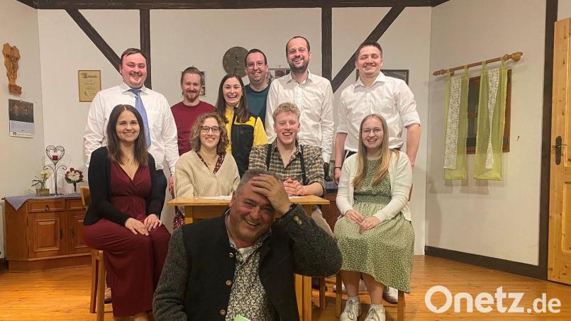 Die Laienspielgruppe der Katholischen Landjugendbewegung (KLJB) Hohentreswitz hat nach zwei Jahren Pause wieder ein Theaterstück einstudiert. Bild: Lena Blödt