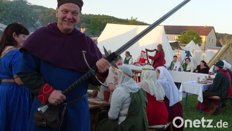 So wird es auch 2026 wieder sein: Christian Ziegler und das Bihänder-Schwert spielen beim Mittelalterlager eine nicht unwesentliche Rolle. Archivbild: Houschka