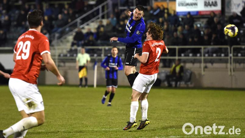 Patryk Bytomski beim Kopfball: Die SpVgg SV Weiden polierte am Freitagabend ihre bislang schwache Heimbilanz mit einem 6:0-Kantersieg gegen den FSV Stadeln auf. Bild: Gerhard Büttner