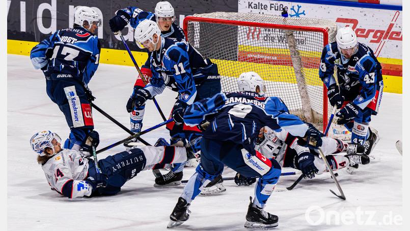 Die Blue Devils Weiden (blaue Trikots) unterlagen am Freitagabend den Ravensburg Towerstars im heimischen Stadion mit 1:5. Bild: Werner Moller