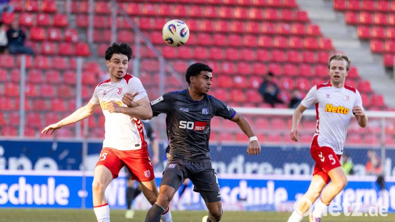Der SSV Jahn Regensburg (weiße Trikots) musste beim 0:2 gegen den VfL Osnabrück die Überlegenheit des Spitzenreiters anerkennen. Bild: Sascha Janne