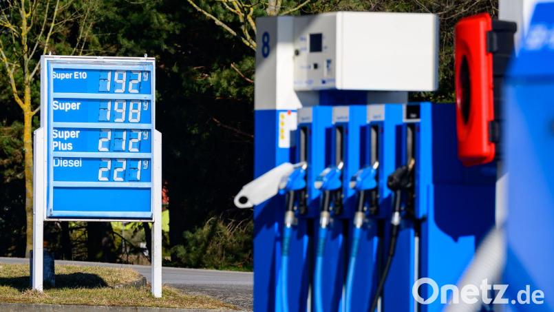 Nach dem Beginn des Iran-Kriegs sind in Deutschland die Spritpreise in die Höhe geschossen. (Symbolbild) Bild: Patrick Pleul/dpa