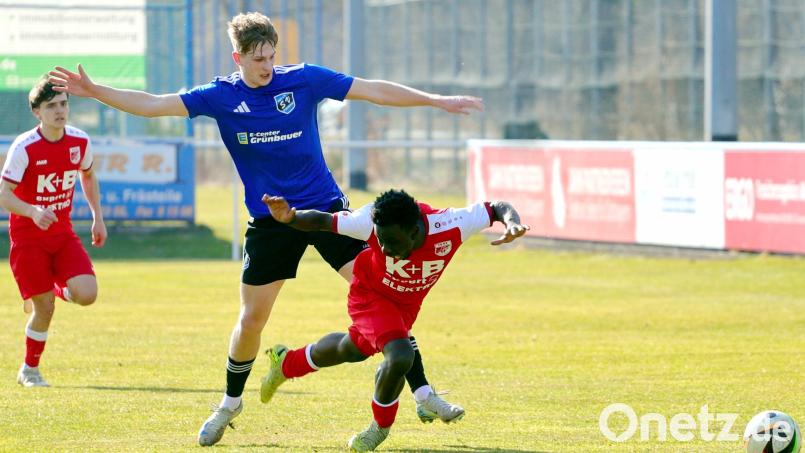 Johannes Janker (Mitte) erzielt vor der Pause das vorentscheidende zweite Tor für den Etzenricht, TBler Ivan Mukulu wirft sich vor ihn in dieser Szene Mbangi Bild: war
