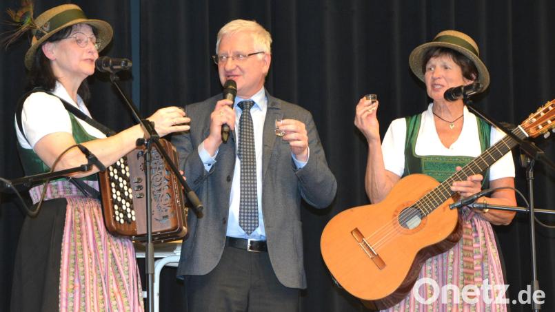 Zwischen den Coupletsängerinnen "Drent und Herent" war Erbendorfs Bürgermeister Johannes Reger gerne Hahn im Korb, zeigte dabei komödiantisches Talent und spendierte ein Stamperl Schnaps. Bild: jr