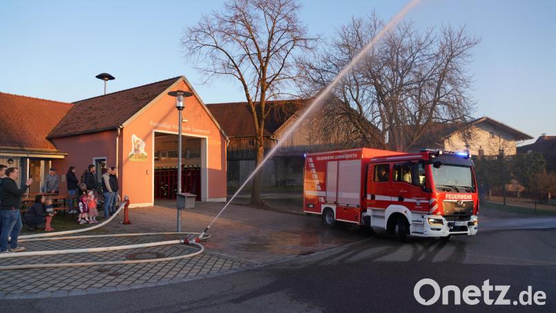 Mit einer Wasserfontäne wird das neue Einsatzfahrzeug der Lennesriether Wehr am Feuerwehrhaus in Albersrieth begrüßt. Bild: fvo