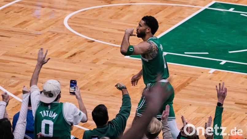 Nach zehn Monaten Verletzungspause wieder auf dem Parkett: Jayson Tatum. Bild: Charles Krupa/AP/dpa