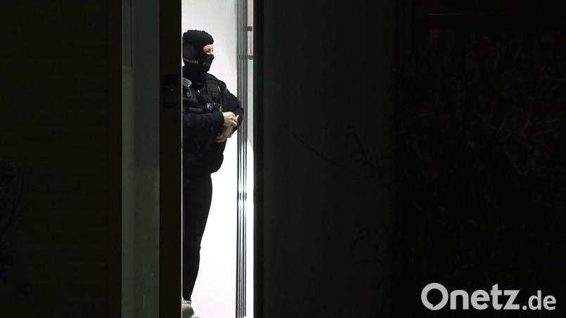 Das SEK greift ein und nimmt den Mann in der gemeinsamen Wohnung fest. (Symbolbild) Bild: dpa