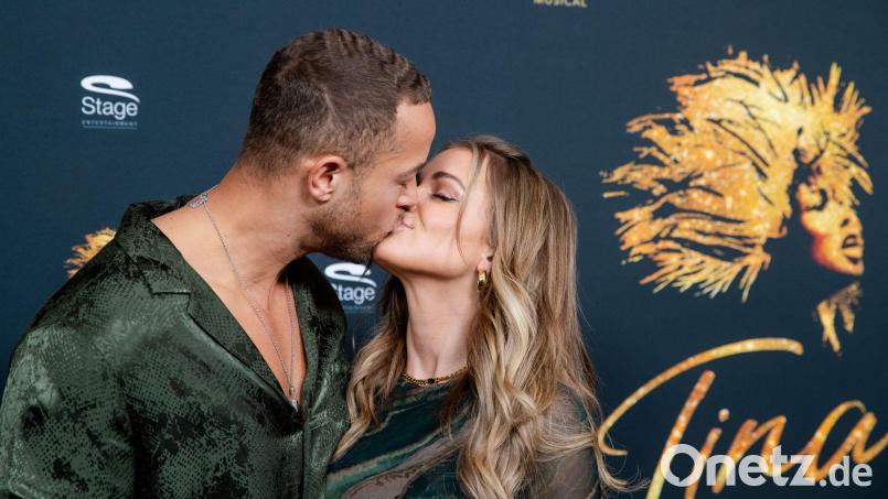 Andrej Mangold und seine Verlobte Annika Jung erwarten ihr erstes Kind. (Archivbild) Bild: Christoph Schmidt/dpa