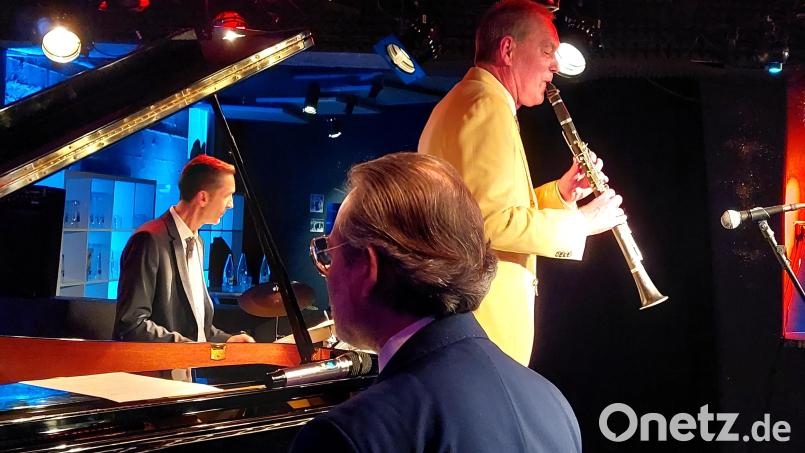 "Three Wise Men" blättern beim Weidener Jazz-Zirkel im "European Songbook". Bild: Kunz