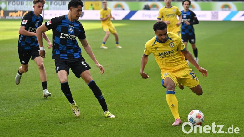 Umkämpftes Duell: Paderborns Santiago Castaneda und Braunschweigs Leon Bell Bell. Bild: Swen Pförtner/dpa