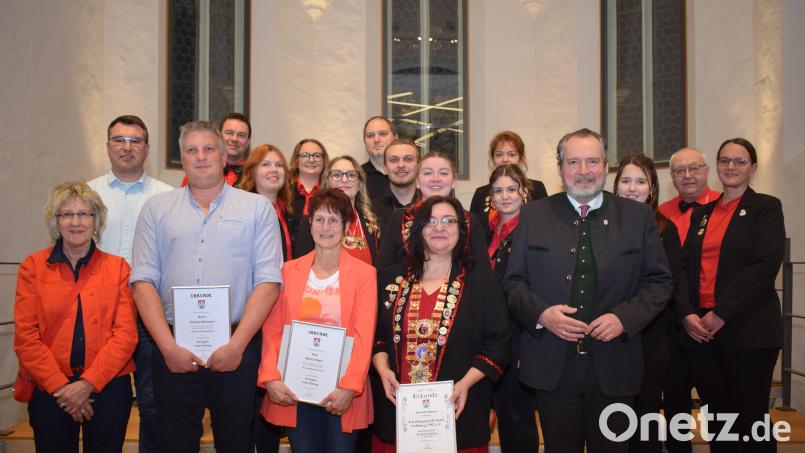 Den diesjährigen Kulturpreis 2025 erhielt die Faschingsgesellschaft Nabburg. Deren Präsidentin Gerlinde Graja (vorne Zweite von rechts) durfte die Urkunde entgegennehmen. Die Ehrengabe der Stadt Nabburg erhielten Thomas Ehemann (Zweiter von links) vom SV Diendorf und Maria Scharf (Dritte von links) vom Gartenbau- und Ortsverschönerungsverein Diendorf. Bild: bnr