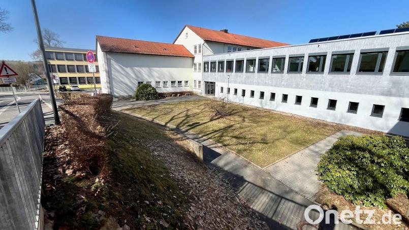 Auf der Grünfläche zwischen Bildstraße und Mittelschule will Neustadt/WN ein zweistöckiges Gebäude für die Schülermensa und die Offene Ganztagsschule der Grundschüler errichten. Bild: Gabi Schönberger