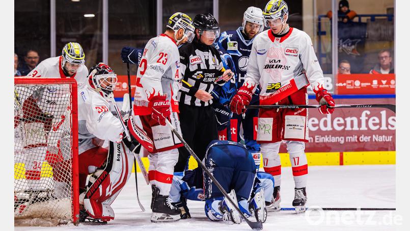 Diese Szene dürfte jetzt noch einmal in den Vordergrund rücken: Seit der fiesen Attacke von Bad Nauheims Goalie Gerad Kuhn (Zweiter von links) konnte Nick Jermain, der Stürmer der Blue Devils Weiden, nicht mehr auflaufen. Bild: Werner Moller