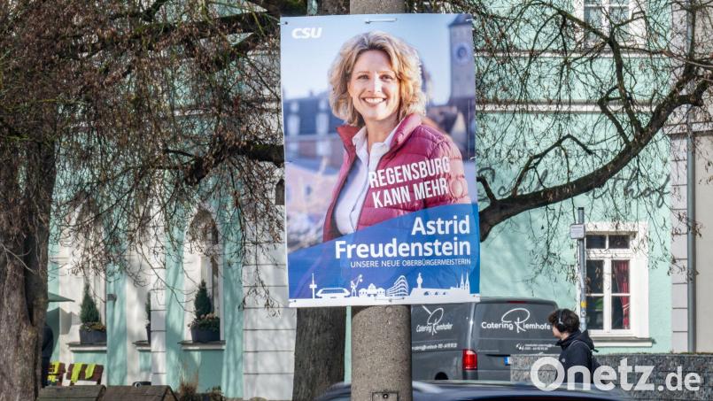 An einer Straße hängt ein Wahlplakat der CSU-Bürgermeisterkandidatin Astrid Freudenstein. In Bayern finden am 08.03.2026 Kommunalwahlen statt. Bild: Armin Weigel/dpa