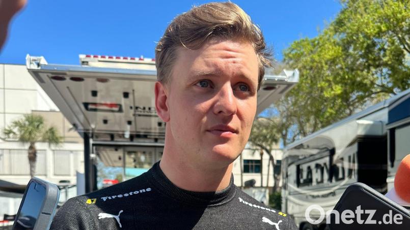 Mick Schumacher wird in Phoenix durchgereicht. (Archivbild) Bild: Jenna Fryer/AP/dpa