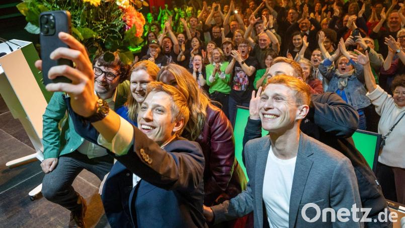Der Moment des großen Jubels: Dieses Selfie wird Dominik Krause wohl nie löschen. Der Jubel der Grünen über das Ergebnis bei der Münchner Oberbürgermeisterwahl war in jedem Fall laut wie nie. Bild: Peter Kneffel/dpa