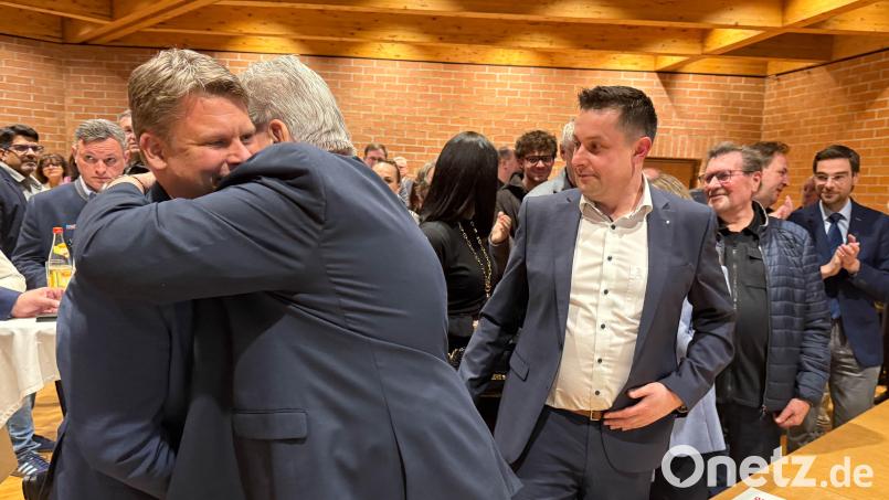 Benjamin Zeitler (links) nimmt am Wahlabend die ersten Glückwünsche seiner CSU-Parteikollegen entgegen. Er geht als Favorit in die Stichwahl mit Amtsinhaber Jens Meyer (SPD). Bild: Gabi Schönberger