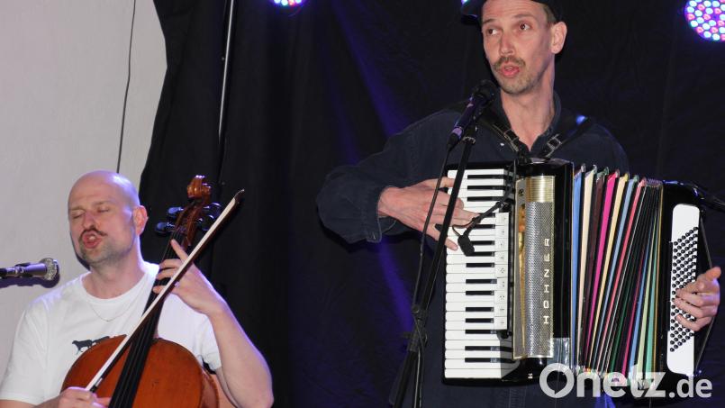 Mai Pongratz (rechts) und sein Partner Juri Kannheiser boten einen ganz speziellen Liederabend im Gasthof "Zur Post" in Bärnau. Bild: Konrad Rosner